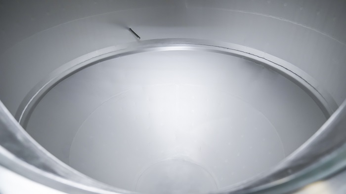 天泰<a href=http://www.hldcar.cn/ target=_blank class=infotextkey>啤酒設(shè)備</a>發(fā)酵罐內(nèi)部角度拋光